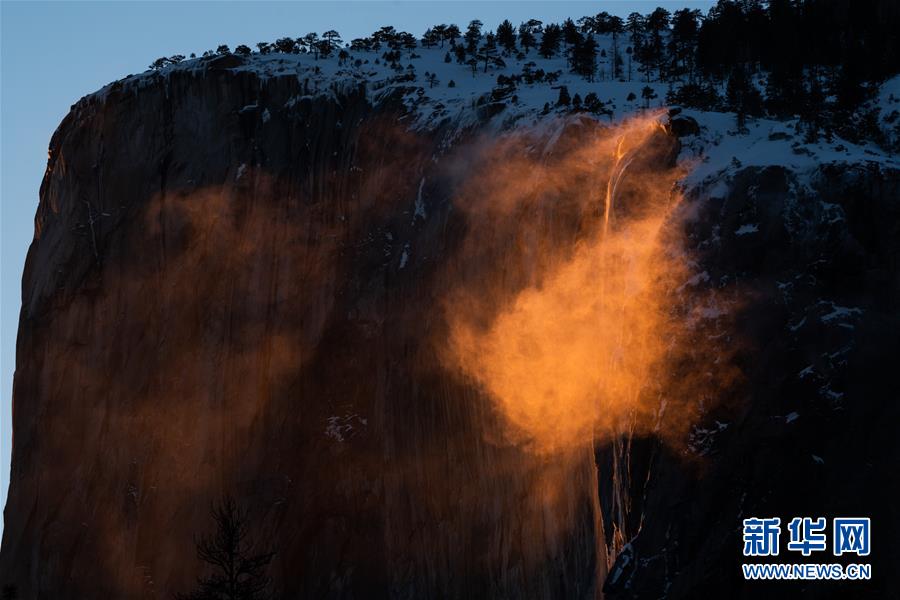 米国ヨセミテ公園に「炎の滝」が出現