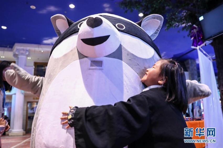 北京のアミューズメント施設の比如世界で「罕熊」とハグを交わす子供（撮影・張玉薇）。