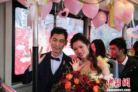 成都のカップル、ロマンチックなバスで結婚式場へGo！