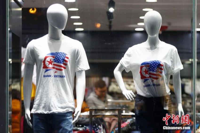 ハノイのある衣料品ショップの店頭に飾られている米朝首脳会談Tシャツ。