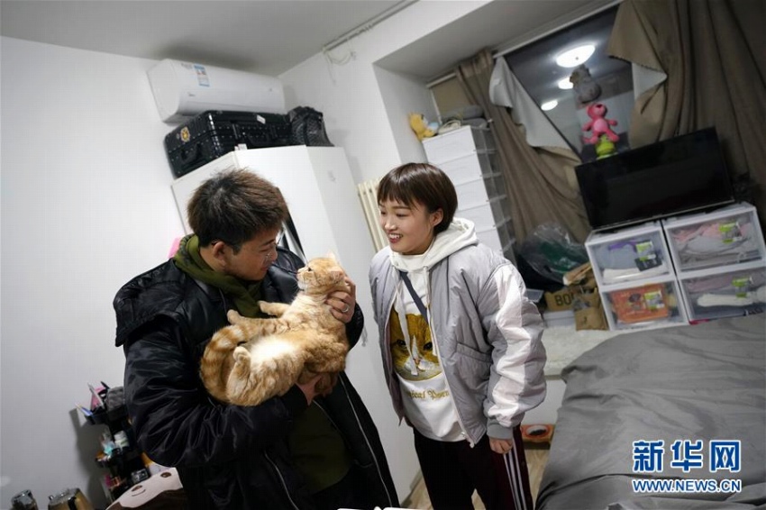 北京東五環外の賃貸住宅での張世玉さんと呂新さん（2月21日撮影）。