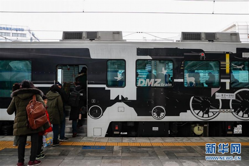 韓国ソウル駅で「DMZ和平列車」に乗車する乗客たち（2月20日撮影、王婧嫱）。