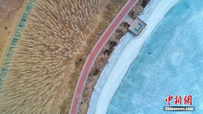 「寒の戻り」で美しい水色に凍った張掖国家湿地公園の湖　甘粛省