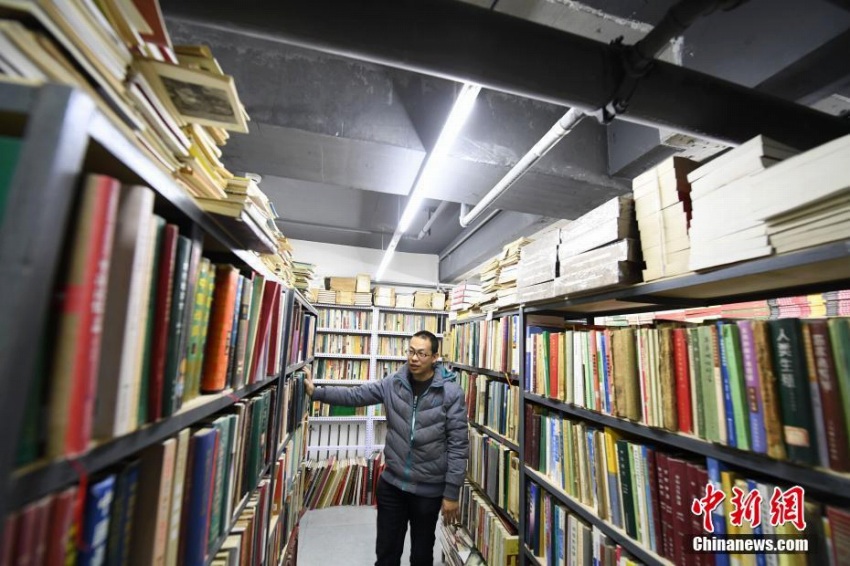 書籍20万冊をコレクションする蘭州の書店店主