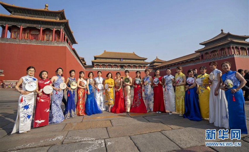 北京・故宮の午門で記念撮影する「パフォーマンスチーム」（撮影・才揚）。