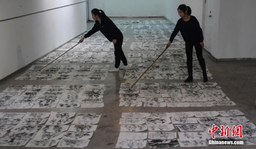 山東芸術学院の教師たち、竹の棒片手に1万点の絵を採点