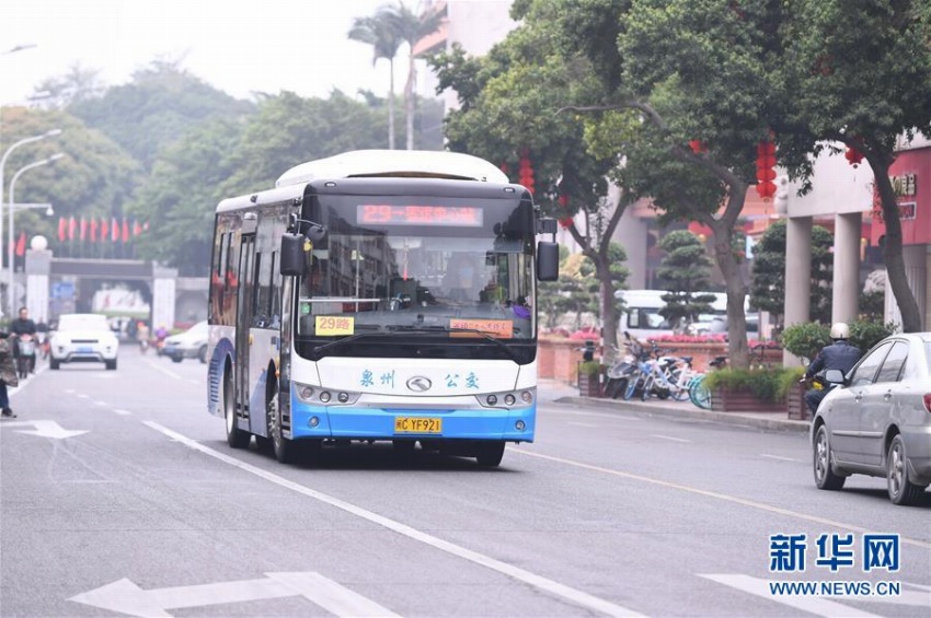 走行中の公共純電動バス（2月28日、撮影・林善伝）。