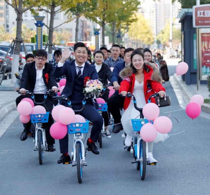 2018年10月27日、江蘇省淮安市で、シェア自転車を利用した結婚式が行われた。（人民図片より）