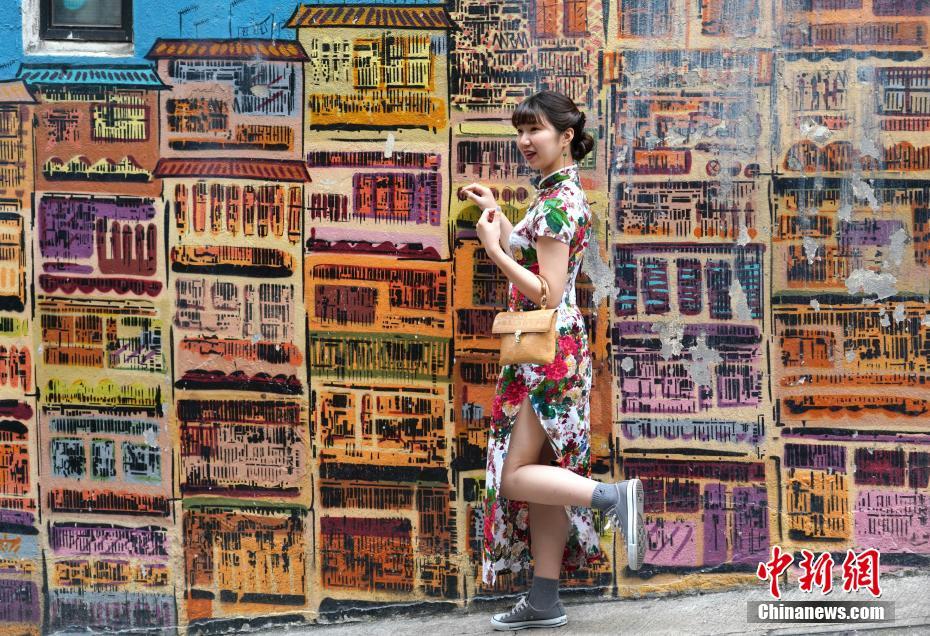 人気の壁画をバックにチャイナドレスでインスタ映え　香港地区