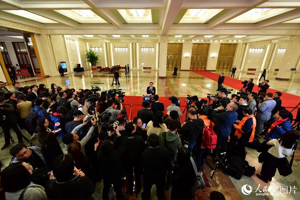 3日午後、北京・人民大会堂内に設けられた今年の全国両会初の「部長通路」で、部長（閣僚級高官）6人が社会の関心に応える。（撮影：人民網記者・于凯）