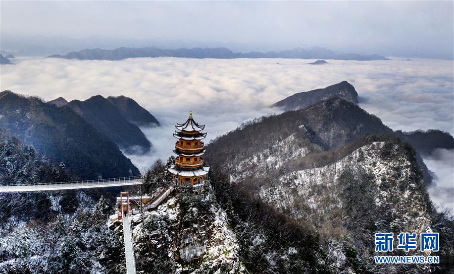 3月3日、塔雲山で雪と雲、もやがコラボし、絶景に（ドローンで撮影・陶明）。