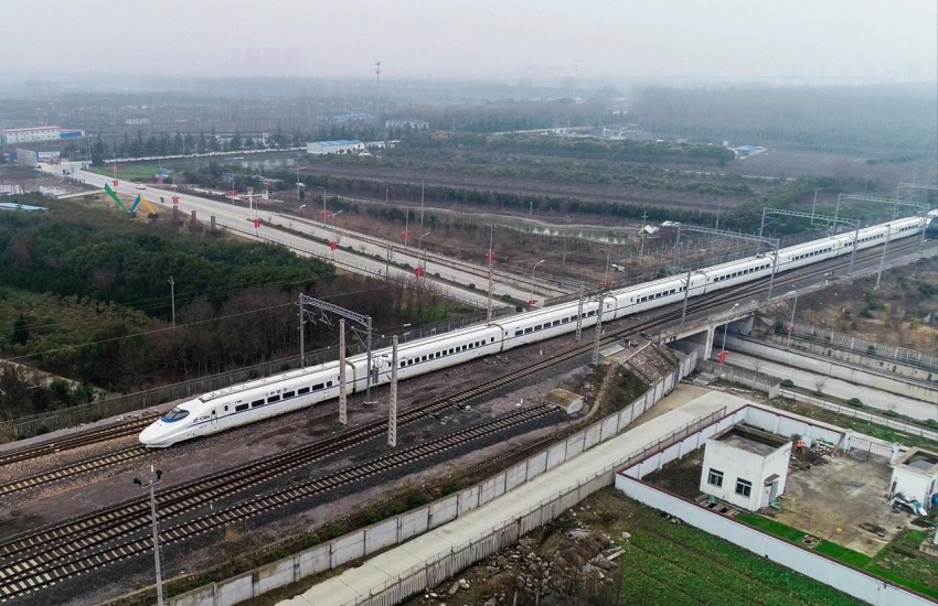 2月21日、泰州駅を発車し、南通方面に向かう高速列車（ドローンによる撮影・湯徳宏/人民図片）。