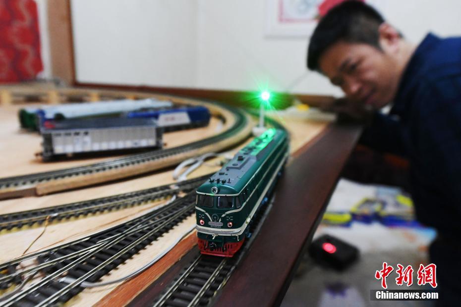 鉄道の発展を記録する鉄道模型数百点をコレクションする甘粛蘭州の男性