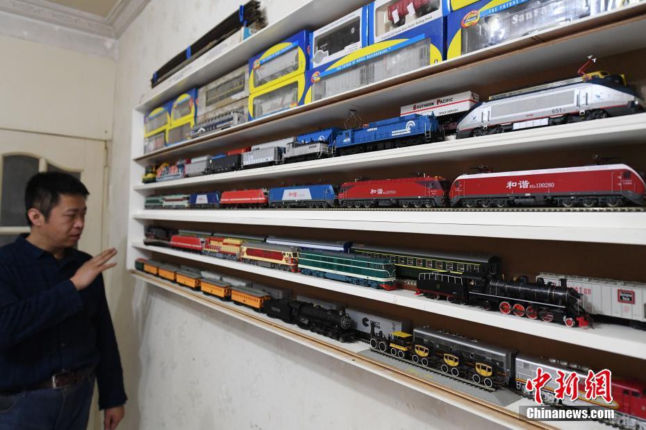 鉄道の発展を記録する鉄道模型数百点をコレクションする甘粛蘭州の男性