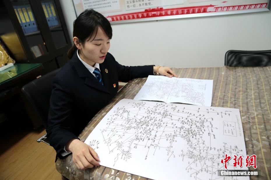 3月4日、記憶を頼りに描いた全国鉄道路線図を見せる李聡さん（撮影・張遠）。