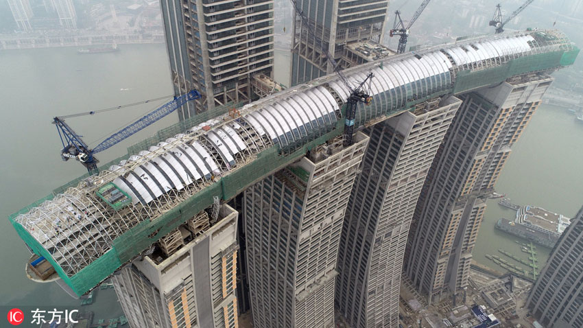 各種「世界一」を記録する幅300メートルの「横向き摩天楼」　重慶
