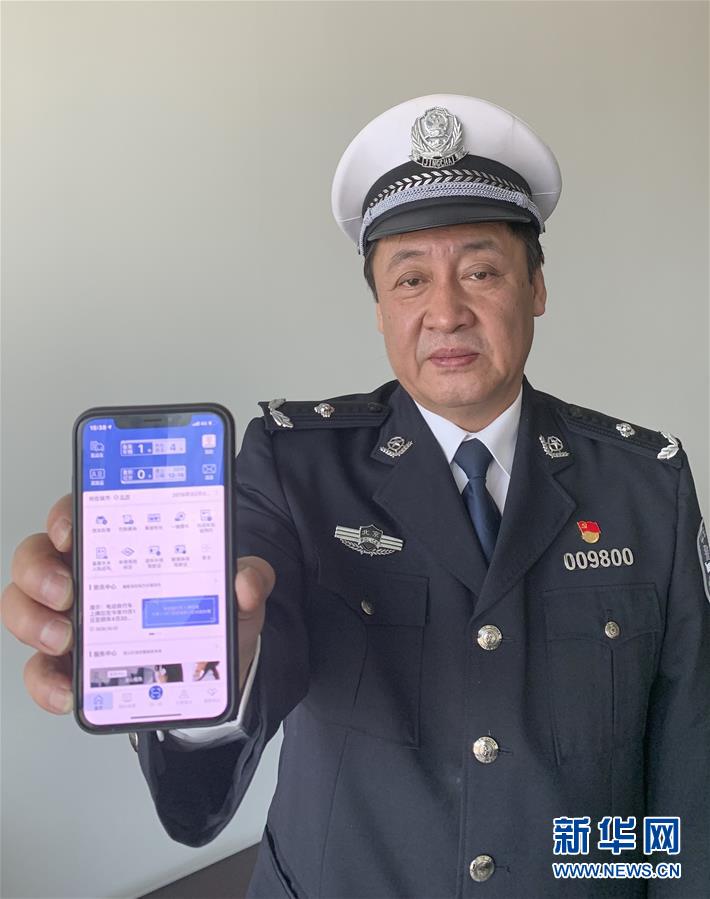 3月4日、ナンバープレートが選択できるアプリ「交管12123」を見せる北京市公安局公安交通管理局車両管理所の劉宝森・副所長。