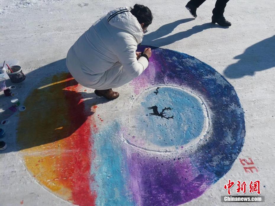 雪の大地に描かれた美しく鮮やかなアート作品　内モンゴル