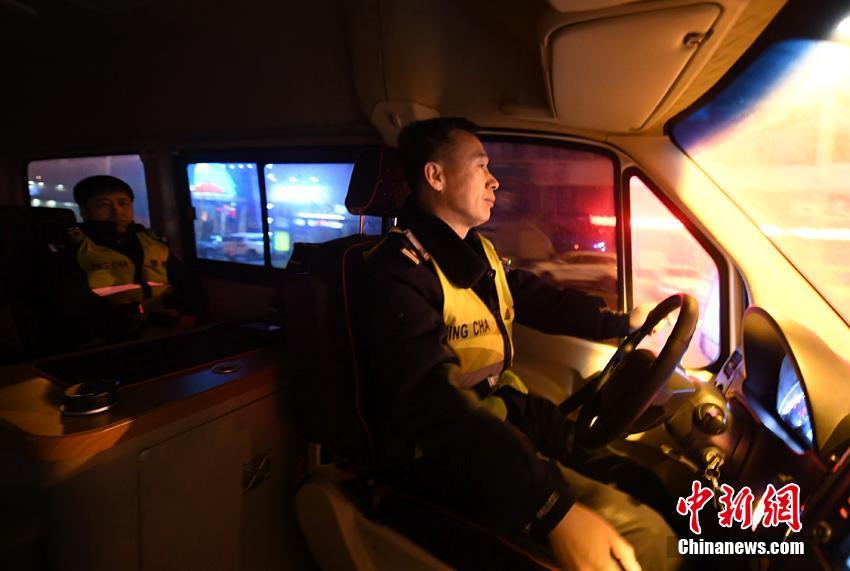 毎晩7時、街頭が灯り、道を行く通行人たち家路に向かう足を速める頃、長春の夜間パトロール担当の警察官の仕事が始まる（撮影・張瑶）。