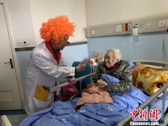 患者に笑顔を　四川省の病院に「クラウン・ドクター」現る