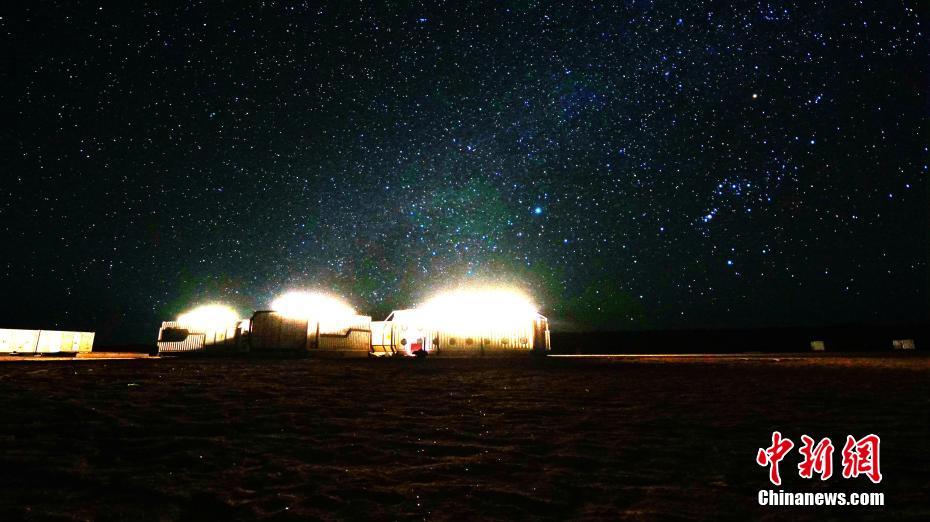 青海省冷湖の「火星キャンプ」の上空に広がる満天の星空