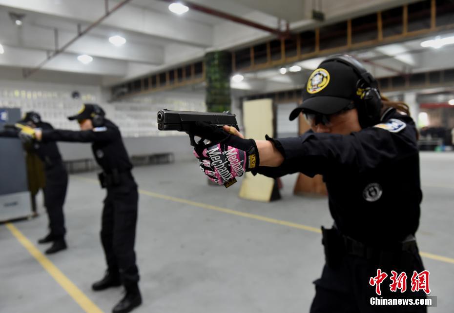 訓練中の女性特別警察の隊員（撮影・周毅）。