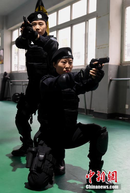 武芸一般なんでもござれ！重慶女子特別警察チームに迫る