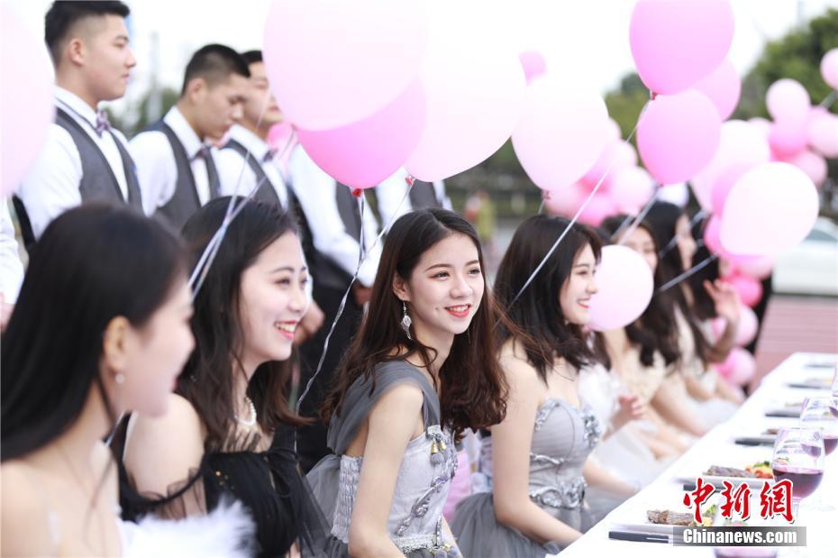 女子学生たちのためにロマンチックに飾り付けられたパーティイベントの様子（撮影・熊雲竹）。