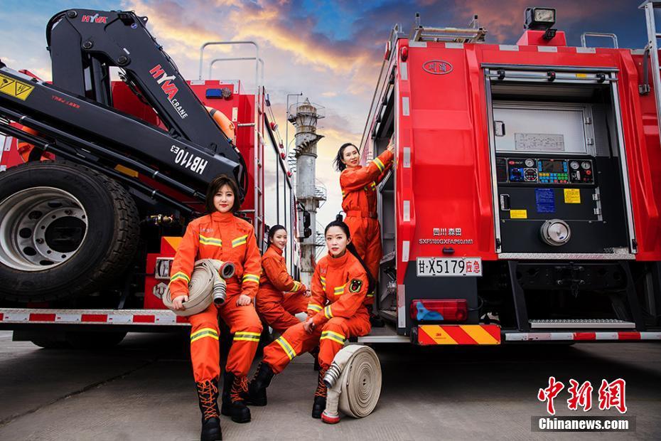 消防車や消防器材と記念撮影する女性消防士たち（写真提供・甘粛白銀消防が提供）。