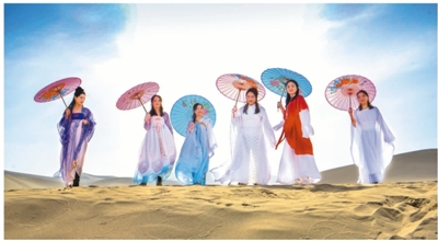 敦煌砂漠で国際女性デーを祝う 古代の絵巻が出現
