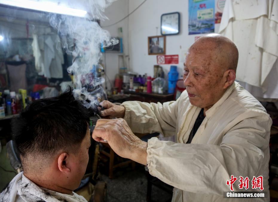今でも鉄のコテでパーマをあてる90歳現役の理髪師　湖北省