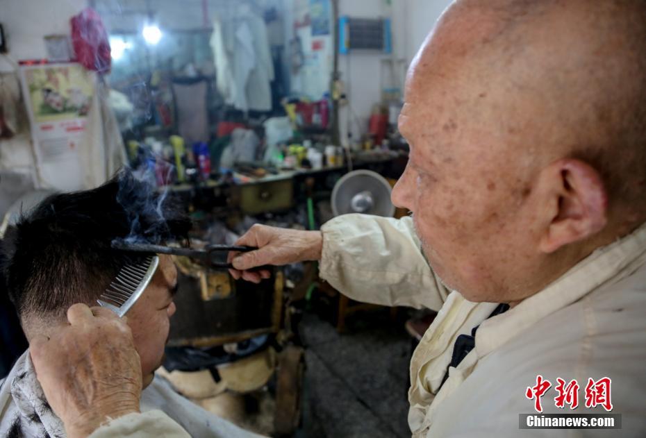今でも鉄のコテでパーマをあてる90歳現役の理髪師　湖北省