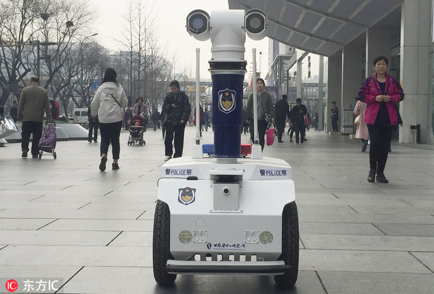 北京の街中にロボット警官登場　未来にタイムスリップしたような気分に
