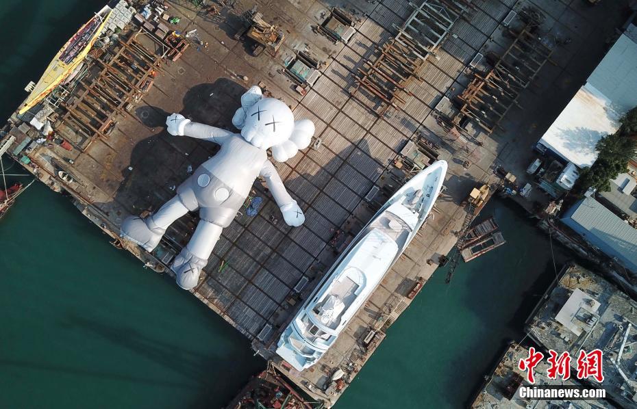 コンテンポラリーアーティスト・KAWSの巨大フィギュア「COMPANION」が香港地区に