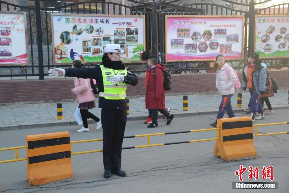 フフホト市の小学校周辺で女子交通警察が通学をサポート　内モンゴル