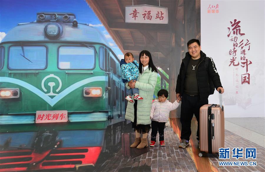 西安北駅を出発する「時光列車」で見る新中国成立70周年の歩み