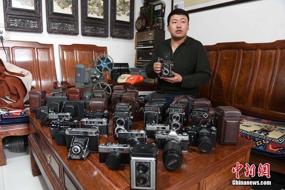 1000台以上のカメラをコレクションする蘭州市の男性