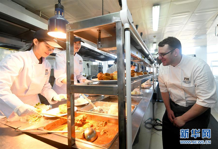 天津商業大の学生が外国人教員と協力し「実験レストラン」オープン