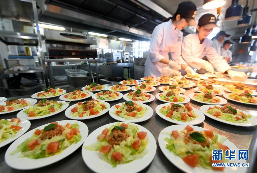 天津商業大の学生が外国人教員と協力し「実験レストラン」オープン