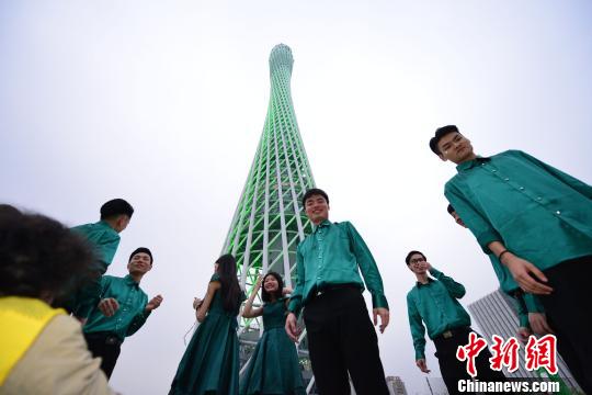 聖パトリックの祝日を祝い、緑にライトアップされた広州タワー
