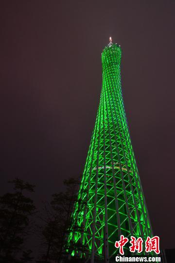 聖パトリックの祝日を祝い、緑にライトアップされた広州タワー