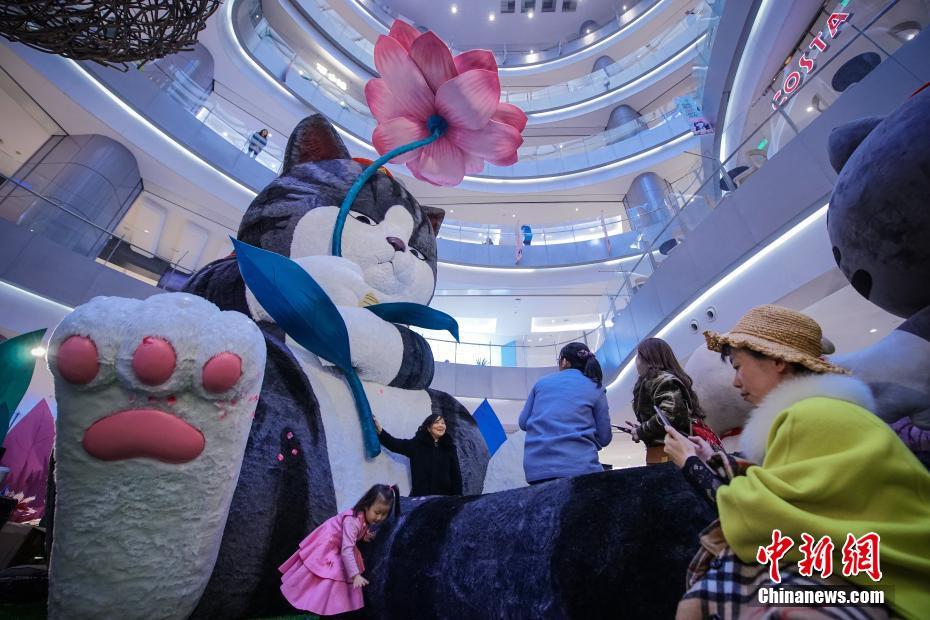 ショッピングモールに高さ8メートルの巨大ネコキャラ「吾皇」現る 　天津