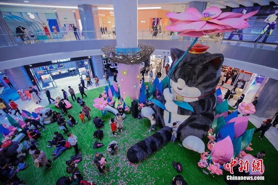 ショッピングモールに高さ8メートルの巨大ネコキャラ「吾皇」現る 　天津