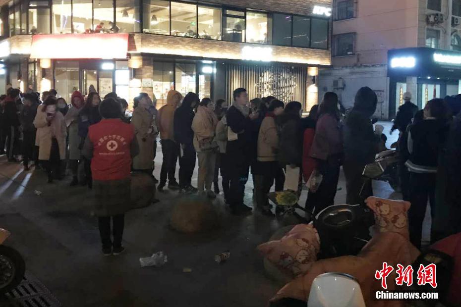 江蘇省塩城県の化学工場で爆発事故　深夜まで献血者が長蛇の列