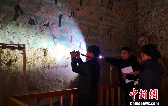 2時間で洞窟70ヶ所を「回診」する敦煌莫高窟のパトロールたち　甘粛省