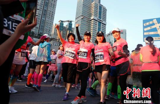 上海国際女子ハーフマラソン大会が開催　街が華やかな雰囲気に