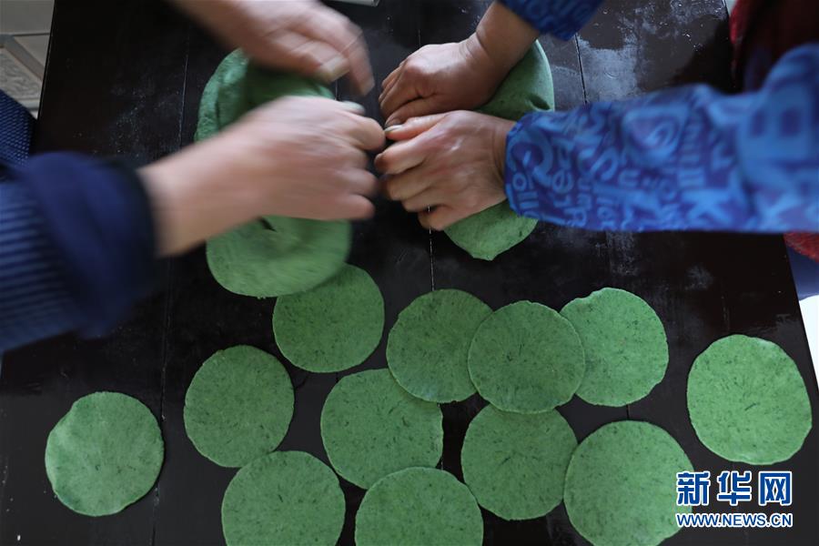 爽やかなヨモギの香り楽しむ伝統的な食べ物「清明果」　浙江省杭州市