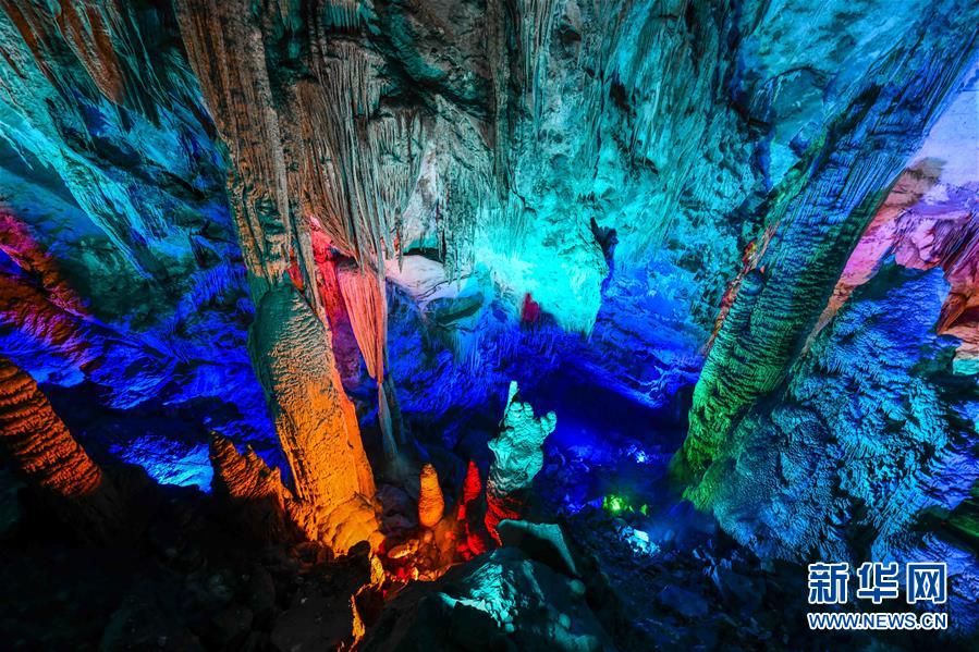 幻想的な美しさを誇る武隆芙蓉洞に広がる地下風景（3月26日撮影・劉潺）。