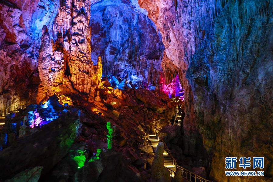 幻想的な地下風景広がる世界自然遺産の重慶芙蓉洞