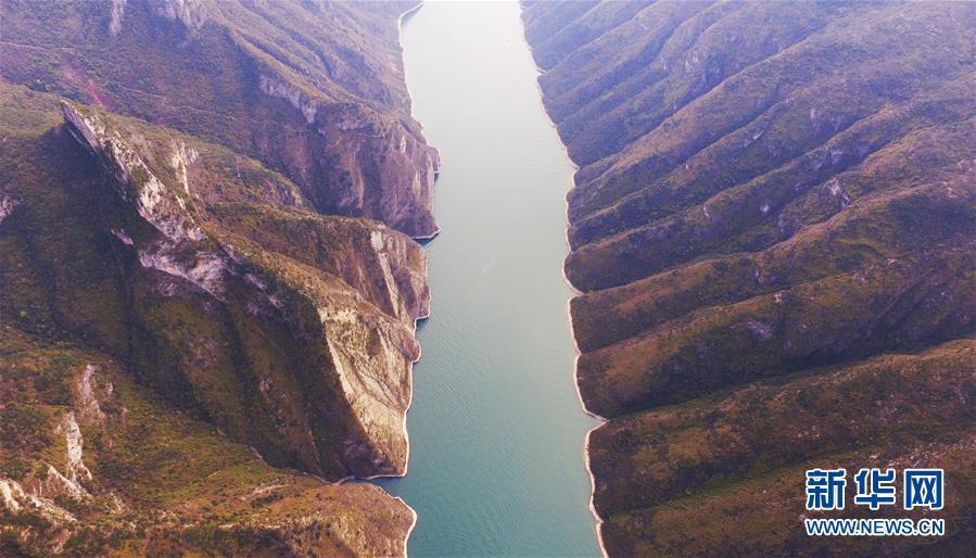 壮大な美しさ　長江三峡の一つ・巫峡